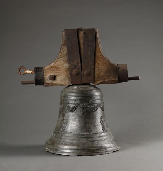 MANIFATTURA DELL'ITALIA SETTENTRIONALE, SECOLO XVII : Campana in bronzo montata su supporto ligneo, sulla parte centrale tre raffigurazioni sacre a rilievo  - Asta Asta 395 | ARTE ANTICA E DEL XIX SECOLO Online - Associazione Nazionale - Case d'Asta italiane