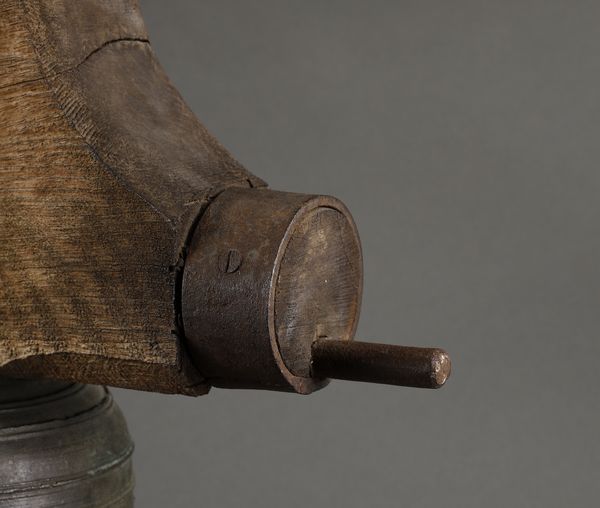 MANIFATTURA DELL'ITALIA SETTENTRIONALE, SECOLO XVII : Campana in bronzo montata su supporto ligneo, sulla parte centrale tre raffigurazioni sacre a rilievo  - Asta Asta 395 | ARTE ANTICA E DEL XIX SECOLO Online - Associazione Nazionale - Case d'Asta italiane