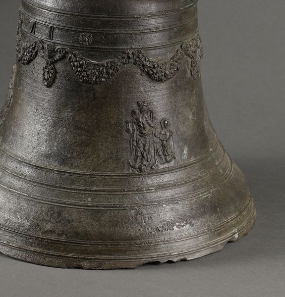 MANIFATTURA DELL'ITALIA SETTENTRIONALE, SECOLO XVII : Campana in bronzo montata su supporto ligneo, sulla parte centrale tre raffigurazioni sacre a rilievo  - Asta Asta 395 | ARTE ANTICA E DEL XIX SECOLO Online - Associazione Nazionale - Case d'Asta italiane