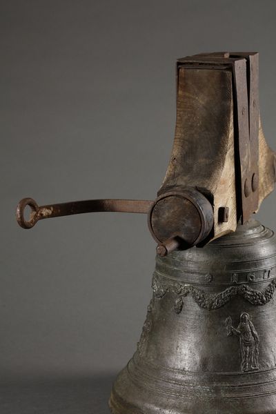 MANIFATTURA DELL'ITALIA SETTENTRIONALE, SECOLO XVII : Campana in bronzo montata su supporto ligneo, sulla parte centrale tre raffigurazioni sacre a rilievo  - Asta Asta 395 | ARTE ANTICA E DEL XIX SECOLO Online - Associazione Nazionale - Case d'Asta italiane