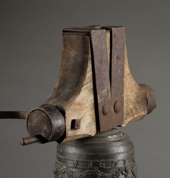 MANIFATTURA DELL'ITALIA SETTENTRIONALE, SECOLO XVII : Campana in bronzo montata su supporto ligneo, sulla parte centrale tre raffigurazioni sacre a rilievo  - Asta Asta 395 | ARTE ANTICA E DEL XIX SECOLO Online - Associazione Nazionale - Case d'Asta italiane