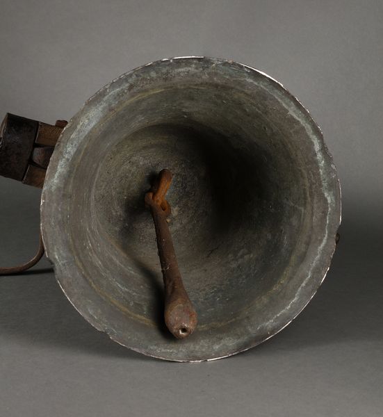 MANIFATTURA DELL'ITALIA SETTENTRIONALE, SECOLO XVII : Campana in bronzo montata su supporto ligneo, sulla parte centrale tre raffigurazioni sacre a rilievo  - Asta Asta 395 | ARTE ANTICA E DEL XIX SECOLO Online - Associazione Nazionale - Case d'Asta italiane