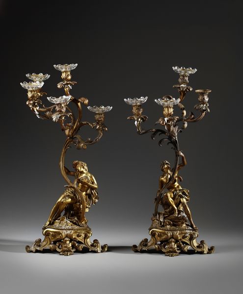 MANIFATTURA DEL XIX SECOLO : Coppia di candelieri a cinque luci in bronzo dorato in forma di figure allegoriche che sorreggono la base di un fiore  - Asta Asta 395 | ARTE ANTICA E DEL XIX SECOLO Online - Associazione Nazionale - Case d'Asta italiane