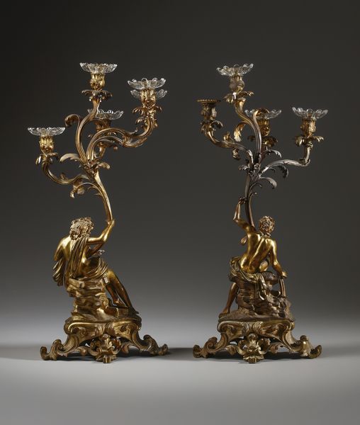 MANIFATTURA DEL XIX SECOLO : Coppia di candelieri a cinque luci in bronzo dorato in forma di figure allegoriche che sorreggono la base di un fiore  - Asta Asta 395 | ARTE ANTICA E DEL XIX SECOLO Online - Associazione Nazionale - Case d'Asta italiane