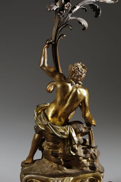 MANIFATTURA DEL XIX SECOLO : Coppia di candelieri a cinque luci in bronzo dorato in forma di figure allegoriche che sorreggono la base di un fiore  - Asta Asta 395 | ARTE ANTICA E DEL XIX SECOLO Online - Associazione Nazionale - Case d'Asta italiane