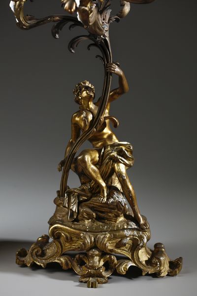MANIFATTURA DEL XIX SECOLO : Coppia di candelieri a cinque luci in bronzo dorato in forma di figure allegoriche che sorreggono la base di un fiore  - Asta Asta 395 | ARTE ANTICA E DEL XIX SECOLO Online - Associazione Nazionale - Case d'Asta italiane