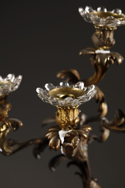 MANIFATTURA DEL XIX SECOLO : Coppia di candelieri a cinque luci in bronzo dorato in forma di figure allegoriche che sorreggono la base di un fiore  - Asta Asta 395 | ARTE ANTICA E DEL XIX SECOLO Online - Associazione Nazionale - Case d'Asta italiane