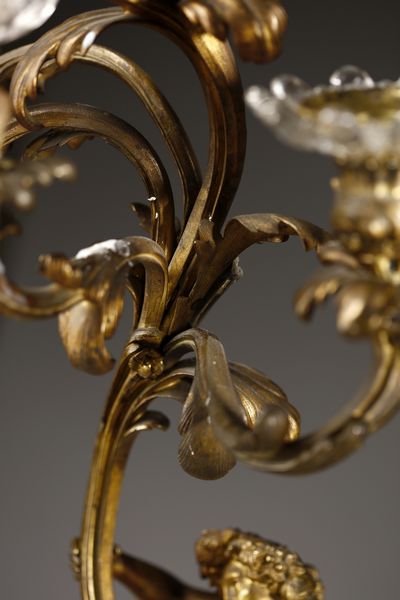 MANIFATTURA DEL XIX SECOLO : Coppia di candelieri a cinque luci in bronzo dorato in forma di figure allegoriche che sorreggono la base di un fiore  - Asta Asta 395 | ARTE ANTICA E DEL XIX SECOLO Online - Associazione Nazionale - Case d'Asta italiane