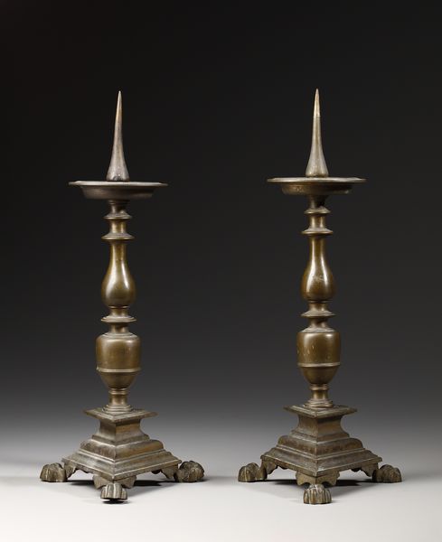 MANIFATTURA DEL XIX SECOLO : Coppia di candelieri in bronzo a rocchetto poggianti su base tripode  - Asta Asta 395 | ARTE ANTICA E DEL XIX SECOLO Online - Associazione Nazionale - Case d'Asta italiane