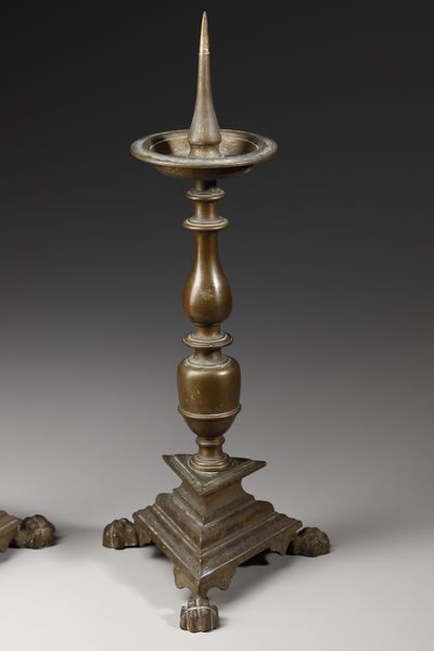 MANIFATTURA DEL XIX SECOLO : Coppia di candelieri in bronzo a rocchetto poggianti su base tripode  - Asta Asta 395 | ARTE ANTICA E DEL XIX SECOLO Online - Associazione Nazionale - Case d'Asta italiane