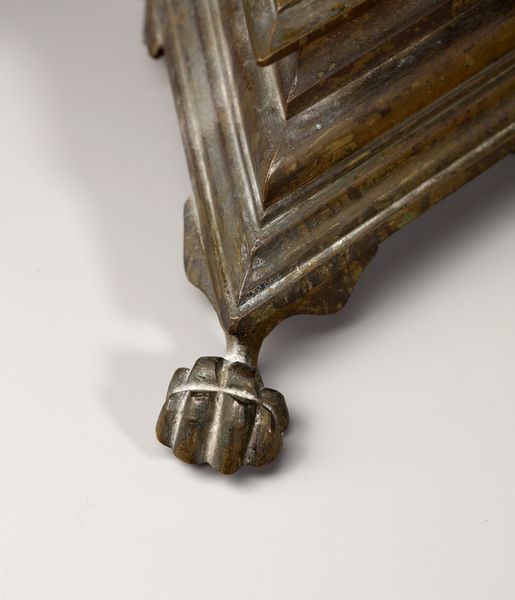 MANIFATTURA DEL XIX SECOLO : Coppia di candelieri in bronzo a rocchetto poggianti su base tripode  - Asta Asta 395 | ARTE ANTICA E DEL XIX SECOLO Online - Associazione Nazionale - Case d'Asta italiane