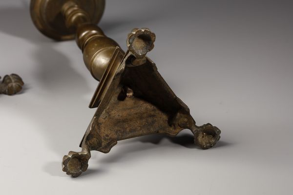 MANIFATTURA DEL XIX SECOLO : Coppia di candelieri in bronzo a rocchetto poggianti su base tripode  - Asta Asta 395 | ARTE ANTICA E DEL XIX SECOLO Online - Associazione Nazionale - Case d'Asta italiane