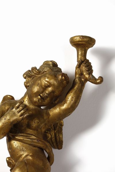 SCULTORE CENTROITALIANO DEL XVII-XVIII SECOLO : Coppia di putti alati in legno scolpito e dorato raffigurati nell'atto di reggere delle cornucopie  - Asta Asta 395 | ARTE ANTICA E DEL XIX SECOLO Online - Associazione Nazionale - Case d'Asta italiane