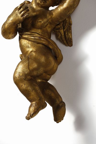 SCULTORE CENTROITALIANO DEL XVII-XVIII SECOLO : Coppia di putti alati in legno scolpito e dorato raffigurati nell'atto di reggere delle cornucopie  - Asta Asta 395 | ARTE ANTICA E DEL XIX SECOLO Online - Associazione Nazionale - Case d'Asta italiane