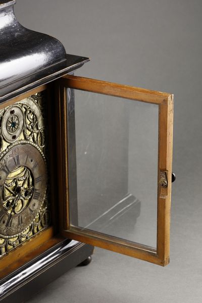 MANIFATTURA INGLESE DEL XIX SECOLO : Orologio da tavolo con cassa in legno ebanizzato e quadrante in metallo dorato e rame  - Asta Asta 395 | ARTE ANTICA E DEL XIX SECOLO Online - Associazione Nazionale - Case d'Asta italiane