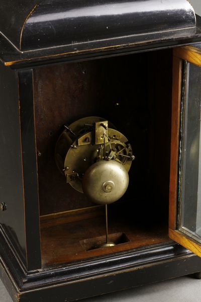 MANIFATTURA INGLESE DEL XIX SECOLO : Orologio da tavolo con cassa in legno ebanizzato e quadrante in metallo dorato e rame  - Asta Asta 395 | ARTE ANTICA E DEL XIX SECOLO Online - Associazione Nazionale - Case d'Asta italiane