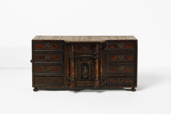 MANIFATTURA DELL'ITALIA MERIDIONALE DELLA FINE DEL XVII SECOLO : Stipo lastronato con applicazioni in bronzo, di forma architettonica, nicchia centrale con quattro colonne lavorate a guilloch� e statuetta di Minerva a celare dieci cassettini, piedi a sfera  - Asta Asta 395 | ARTE ANTICA E DEL XIX SECOLO Online - Associazione Nazionale - Case d'Asta italiane