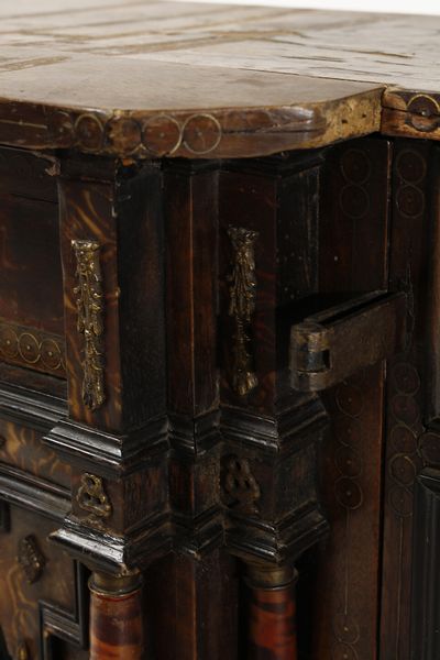 MANIFATTURA DELL'ITALIA MERIDIONALE DELLA FINE DEL XVII SECOLO : Stipo lastronato con applicazioni in bronzo, di forma architettonica, nicchia centrale con quattro colonne lavorate a guilloch� e statuetta di Minerva a celare dieci cassettini, piedi a sfera  - Asta Asta 395 | ARTE ANTICA E DEL XIX SECOLO Online - Associazione Nazionale - Case d'Asta italiane