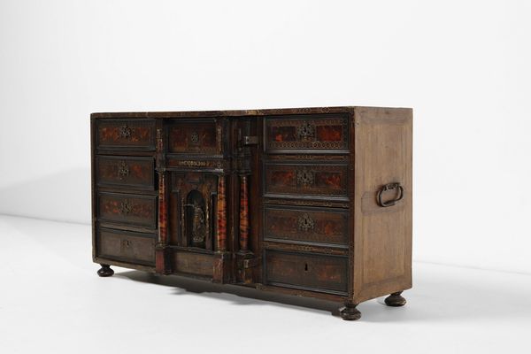 MANIFATTURA DELL'ITALIA MERIDIONALE DELLA FINE DEL XVII SECOLO : Stipo lastronato con applicazioni in bronzo, di forma architettonica, nicchia centrale con quattro colonne lavorate a guilloch� e statuetta di Minerva a celare dieci cassettini, piedi a sfera  - Asta Asta 395 | ARTE ANTICA E DEL XIX SECOLO Online - Associazione Nazionale - Case d'Asta italiane