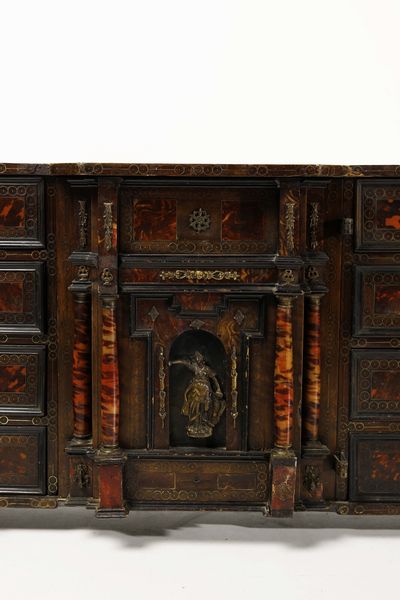 MANIFATTURA DELL'ITALIA MERIDIONALE DELLA FINE DEL XVII SECOLO : Stipo lastronato con applicazioni in bronzo, di forma architettonica, nicchia centrale con quattro colonne lavorate a guilloch� e statuetta di Minerva a celare dieci cassettini, piedi a sfera  - Asta Asta 395 | ARTE ANTICA E DEL XIX SECOLO Online - Associazione Nazionale - Case d'Asta italiane