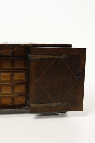 MANIFATTURA DELL'ITALIA MERIDIONALE DELLA FINE DEL XVII SECOLO : Stipo lastronato con applicazioni in bronzo, di forma architettonica, nicchia centrale con quattro colonne lavorate a guilloch� e statuetta di Minerva a celare dieci cassettini, piedi a sfera  - Asta Asta 395 | ARTE ANTICA E DEL XIX SECOLO Online - Associazione Nazionale - Case d'Asta italiane