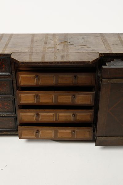 MANIFATTURA DELL'ITALIA MERIDIONALE DELLA FINE DEL XVII SECOLO : Stipo lastronato con applicazioni in bronzo, di forma architettonica, nicchia centrale con quattro colonne lavorate a guilloch� e statuetta di Minerva a celare dieci cassettini, piedi a sfera  - Asta Asta 395 | ARTE ANTICA E DEL XIX SECOLO Online - Associazione Nazionale - Case d'Asta italiane