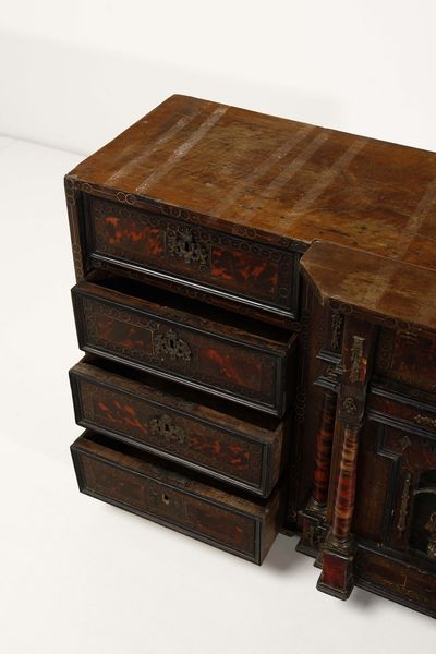 MANIFATTURA DELL'ITALIA MERIDIONALE DELLA FINE DEL XVII SECOLO : Stipo lastronato con applicazioni in bronzo, di forma architettonica, nicchia centrale con quattro colonne lavorate a guilloch� e statuetta di Minerva a celare dieci cassettini, piedi a sfera  - Asta Asta 395 | ARTE ANTICA E DEL XIX SECOLO Online - Associazione Nazionale - Case d'Asta italiane