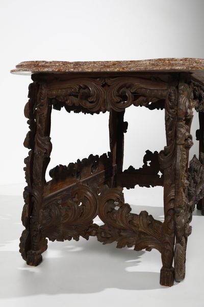 MANIFATTURA ITALIANA DEL XVII-XVIII SECOLO : Tavolo in legno intagliato in forma di volute e motivi fitomorfi, piano in marmo broccatello di Spagna  - Asta Asta 395 | ARTE ANTICA E DEL XIX SECOLO Online - Associazione Nazionale - Case d'Asta italiane