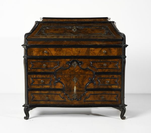 MANIFATTURA LOMBARDA DEL XVIII SECOLO : Cassettone a ribalta impiallacciato in radica di noce con cornici modanate in legno ebanizzato, fianchi concavi con lesene angolari, piedi a ricciolo  - Asta Asta 395 | ARTE ANTICA E DEL XIX SECOLO Online - Associazione Nazionale - Case d'Asta italiane