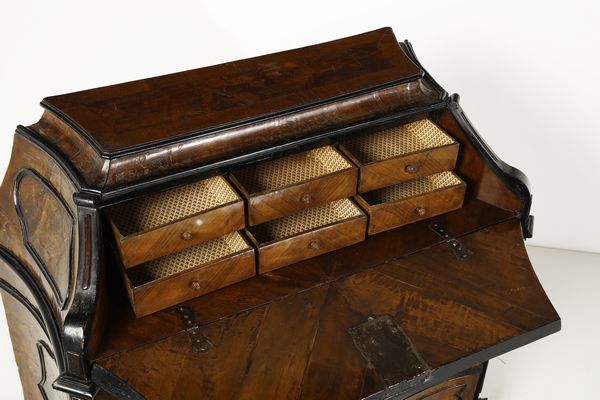 MANIFATTURA LOMBARDA DEL XVIII SECOLO : Cassettone a ribalta impiallacciato in radica di noce con cornici modanate in legno ebanizzato, fianchi concavi con lesene angolari, piedi a ricciolo  - Asta Asta 395 | ARTE ANTICA E DEL XIX SECOLO Online - Associazione Nazionale - Case d'Asta italiane