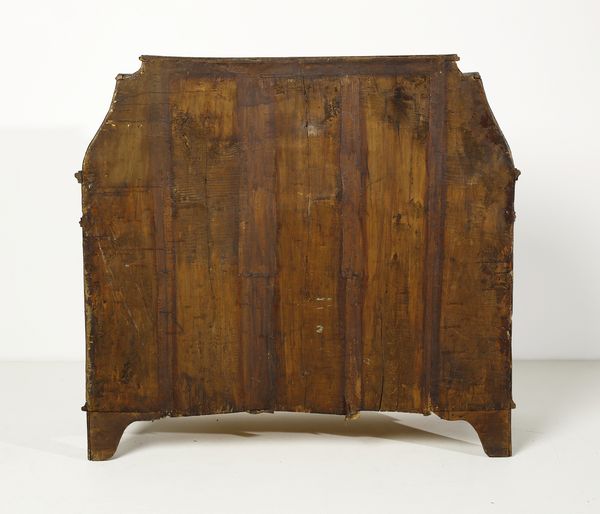 MANIFATTURA LOMBARDA DEL XVIII SECOLO : Cassettone a ribalta impiallacciato in radica di noce con cornici modanate in legno ebanizzato, fianchi concavi con lesene angolari, piedi a ricciolo  - Asta Asta 395 | ARTE ANTICA E DEL XIX SECOLO Online - Associazione Nazionale - Case d'Asta italiane