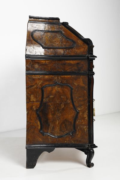 MANIFATTURA LOMBARDA DEL XVIII SECOLO : Cassettone a ribalta impiallacciato in radica di noce con cornici modanate in legno ebanizzato, fianchi concavi con lesene angolari, piedi a ricciolo  - Asta Asta 395 | ARTE ANTICA E DEL XIX SECOLO Online - Associazione Nazionale - Case d'Asta italiane