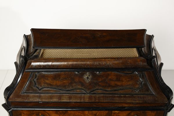 MANIFATTURA LOMBARDA DEL XVIII SECOLO : Cassettone a ribalta impiallacciato in radica di noce con cornici modanate in legno ebanizzato, fianchi concavi con lesene angolari, piedi a ricciolo  - Asta Asta 395 | ARTE ANTICA E DEL XIX SECOLO Online - Associazione Nazionale - Case d'Asta italiane