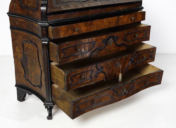MANIFATTURA LOMBARDA DEL XVIII SECOLO : Cassettone a ribalta impiallacciato in radica di noce con cornici modanate in legno ebanizzato, fianchi concavi con lesene angolari, piedi a ricciolo  - Asta Asta 395 | ARTE ANTICA E DEL XIX SECOLO Online - Associazione Nazionale - Case d'Asta italiane