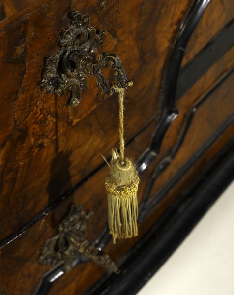 MANIFATTURA LOMBARDA DEL XVIII SECOLO : Cassettone a ribalta impiallacciato in radica di noce con cornici modanate in legno ebanizzato, fianchi concavi con lesene angolari, piedi a ricciolo  - Asta Asta 395 | ARTE ANTICA E DEL XIX SECOLO Online - Associazione Nazionale - Case d'Asta italiane