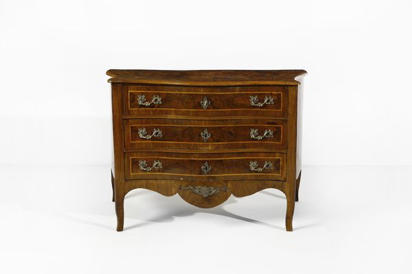 MANIFATTURA EMILIANA DEL XVIII SECOLO : Cassettone lastronato in noce e radica di noce con filettature in legno chiaro, fronte e fianchi mossi, tre cassetti sul fronte, grembiale sagomato e gambe arcuate.  - Asta Asta 395 | ARTE ANTICA E DEL XIX SECOLO Online - Associazione Nazionale - Case d'Asta italiane