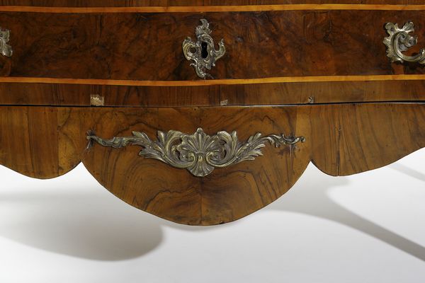 MANIFATTURA EMILIANA DEL XVIII SECOLO : Cassettone lastronato in noce e radica di noce con filettature in legno chiaro, fronte e fianchi mossi, tre cassetti sul fronte, grembiale sagomato e gambe arcuate.  - Asta Asta 395 | ARTE ANTICA E DEL XIX SECOLO Online - Associazione Nazionale - Case d'Asta italiane