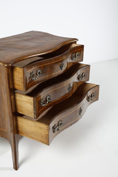 MANIFATTURA EMILIANA DEL XVIII SECOLO : Cassettone lastronato in noce e radica di noce con filettature in legno chiaro, fronte e fianchi mossi, tre cassetti sul fronte, grembiale sagomato e gambe arcuate.  - Asta Asta 395 | ARTE ANTICA E DEL XIX SECOLO Online - Associazione Nazionale - Case d'Asta italiane