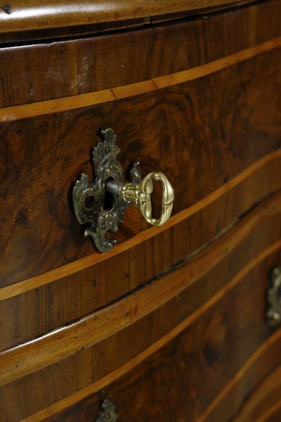 MANIFATTURA EMILIANA DEL XVIII SECOLO : Cassettone lastronato in noce e radica di noce con filettature in legno chiaro, fronte e fianchi mossi, tre cassetti sul fronte, grembiale sagomato e gambe arcuate.  - Asta Asta 395 | ARTE ANTICA E DEL XIX SECOLO Online - Associazione Nazionale - Case d'Asta italiane