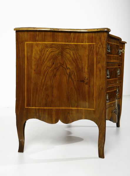 MANIFATTURA EMILIANA DEL XVIII SECOLO : Cassettone lastronato in noce e radica di noce con filettature in legno chiaro, fronte e fianchi mossi, tre cassetti sul fronte, grembiale sagomato e gambe arcuate.  - Asta Asta 395 | ARTE ANTICA E DEL XIX SECOLO Online - Associazione Nazionale - Case d'Asta italiane