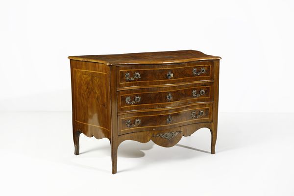 MANIFATTURA EMILIANA DEL XVIII SECOLO : Cassettone lastronato in noce e radica di noce con filettature in legno chiaro, fronte e fianchi mossi, tre cassetti sul fronte, grembiale sagomato e gambe arcuate.  - Asta Asta 395 | ARTE ANTICA E DEL XIX SECOLO Online - Associazione Nazionale - Case d'Asta italiane