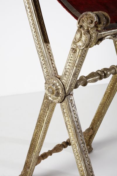 MANIFATTURA DELL'ITALIA MERIDIONALE DEL XVIII SECOLO : Leggio da terra in legno dorato a mecca con cappello con fregio a stemma ecclesiastico e piano in velluto porpora  - Asta Asta 395 | ARTE ANTICA E DEL XIX SECOLO Online - Associazione Nazionale - Case d'Asta italiane