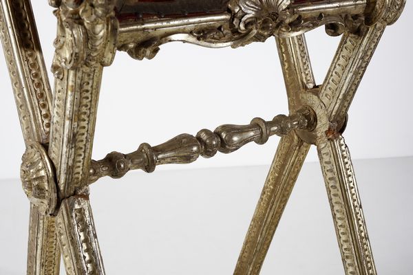 MANIFATTURA DELL'ITALIA MERIDIONALE DEL XVIII SECOLO : Leggio da terra in legno dorato a mecca con cappello con fregio a stemma ecclesiastico e piano in velluto porpora  - Asta Asta 395 | ARTE ANTICA E DEL XIX SECOLO Online - Associazione Nazionale - Case d'Asta italiane