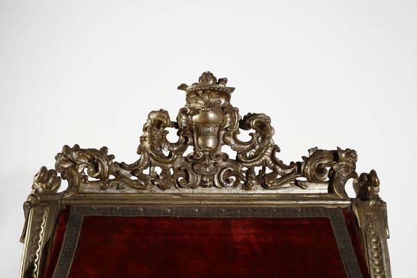 MANIFATTURA DELL'ITALIA MERIDIONALE DEL XVIII SECOLO : Leggio da terra in legno dorato a mecca con cappello con fregio a stemma ecclesiastico e piano in velluto porpora  - Asta Asta 395 | ARTE ANTICA E DEL XIX SECOLO Online - Associazione Nazionale - Case d'Asta italiane