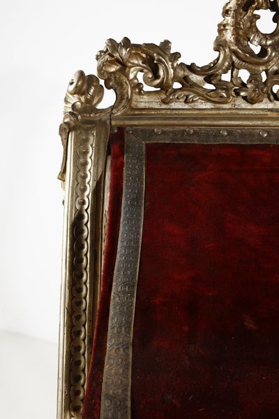 MANIFATTURA DELL'ITALIA MERIDIONALE DEL XVIII SECOLO : Leggio da terra in legno dorato a mecca con cappello con fregio a stemma ecclesiastico e piano in velluto porpora  - Asta Asta 395 | ARTE ANTICA E DEL XIX SECOLO Online - Associazione Nazionale - Case d'Asta italiane