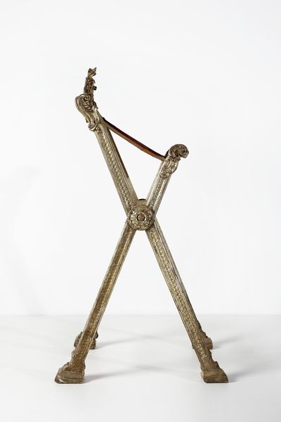 MANIFATTURA DELL'ITALIA MERIDIONALE DEL XVIII SECOLO : Leggio da terra in legno dorato a mecca con cappello con fregio a stemma ecclesiastico e piano in velluto porpora  - Asta Asta 395 | ARTE ANTICA E DEL XIX SECOLO Online - Associazione Nazionale - Case d'Asta italiane