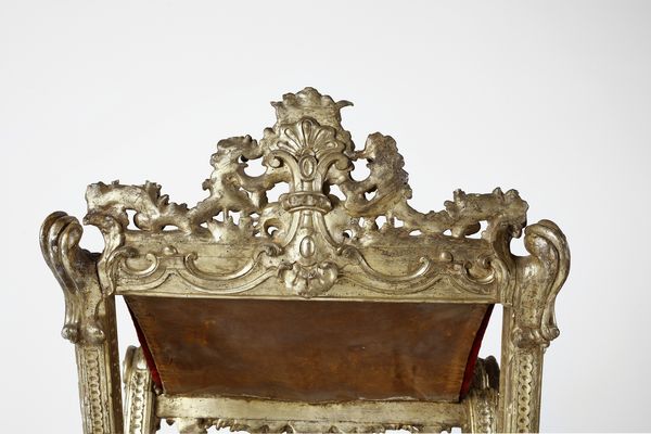 MANIFATTURA DELL'ITALIA MERIDIONALE DEL XVIII SECOLO : Leggio da terra in legno dorato a mecca con cappello con fregio a stemma ecclesiastico e piano in velluto porpora  - Asta Asta 395 | ARTE ANTICA E DEL XIX SECOLO Online - Associazione Nazionale - Case d'Asta italiane