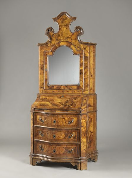 MANIFATTURA VENETA : Cassettone a ribalta con alzata, a tre cassetti e anta calatoia, mosso sul fronte e i fianchi, in noce e radica di noce, piedi a mensola  - Asta Asta 395 | ARTE ANTICA E DEL XIX SECOLO Online - Associazione Nazionale - Case d'Asta italiane