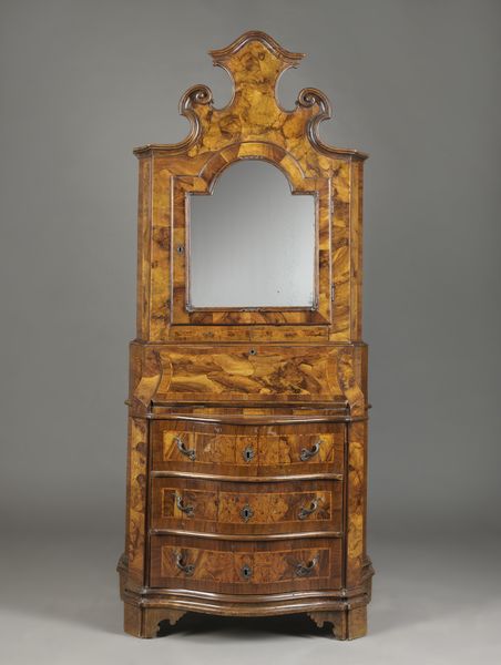 MANIFATTURA VENETA : Cassettone a ribalta con alzata, a tre cassetti e anta calatoia, mosso sul fronte e i fianchi, in noce e radica di noce, piedi a mensola  - Asta Asta 395 | ARTE ANTICA E DEL XIX SECOLO Online - Associazione Nazionale - Case d'Asta italiane