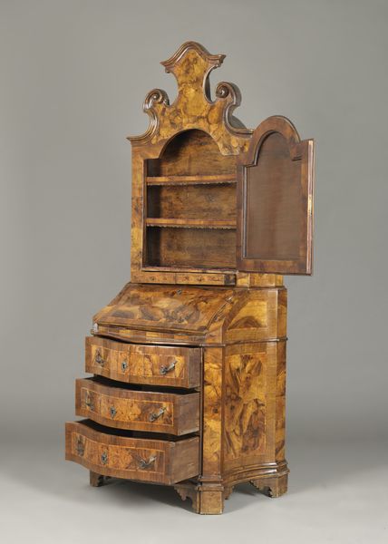 MANIFATTURA VENETA : Cassettone a ribalta con alzata, a tre cassetti e anta calatoia, mosso sul fronte e i fianchi, in noce e radica di noce, piedi a mensola  - Asta Asta 395 | ARTE ANTICA E DEL XIX SECOLO Online - Associazione Nazionale - Case d'Asta italiane